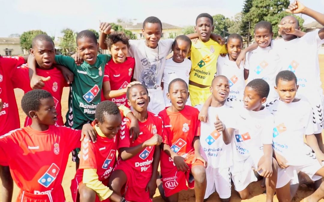 Cultural y Deportiva Leonesa y Mundo Ético donan equipación deportiva a varios equipos en Mozambique